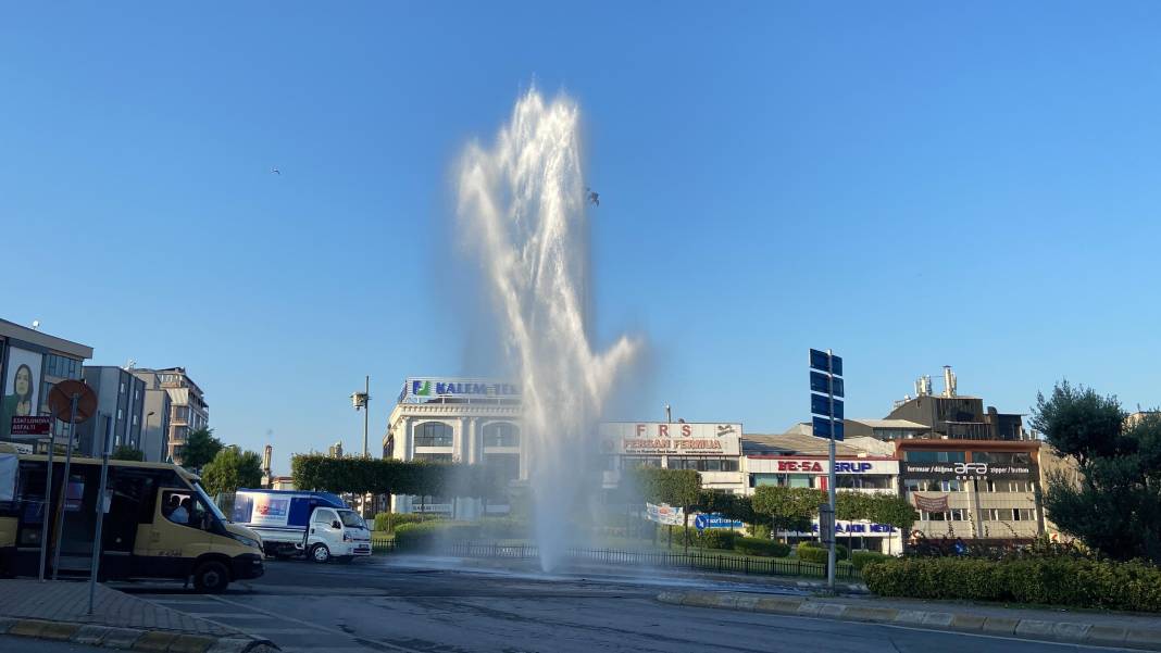 Yol bakım ekibi boruyu patladı! Su metrelerce yükseğe fışkırdı 5